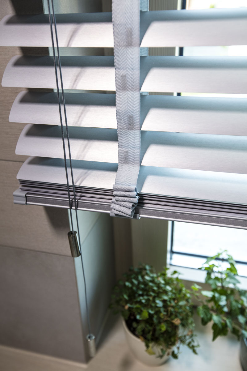 /files/dateien/Sonnenschutz/Innenjalousien/Anwis-Alujalousie-50mm-Foto-008-9937-resize1200.jpg